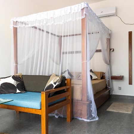 SriMany Bed & Breakfast Mirissa Bagian luar foto