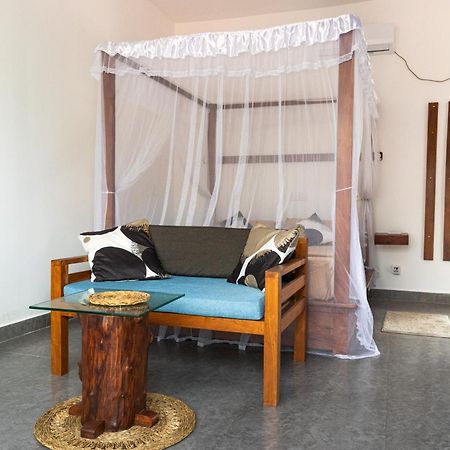 SriMany Bed & Breakfast Mirissa Bagian luar foto