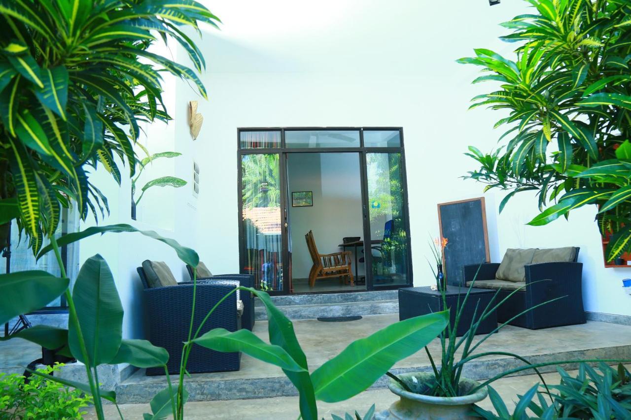 SriMany Bed & Breakfast Mirissa Bagian luar foto