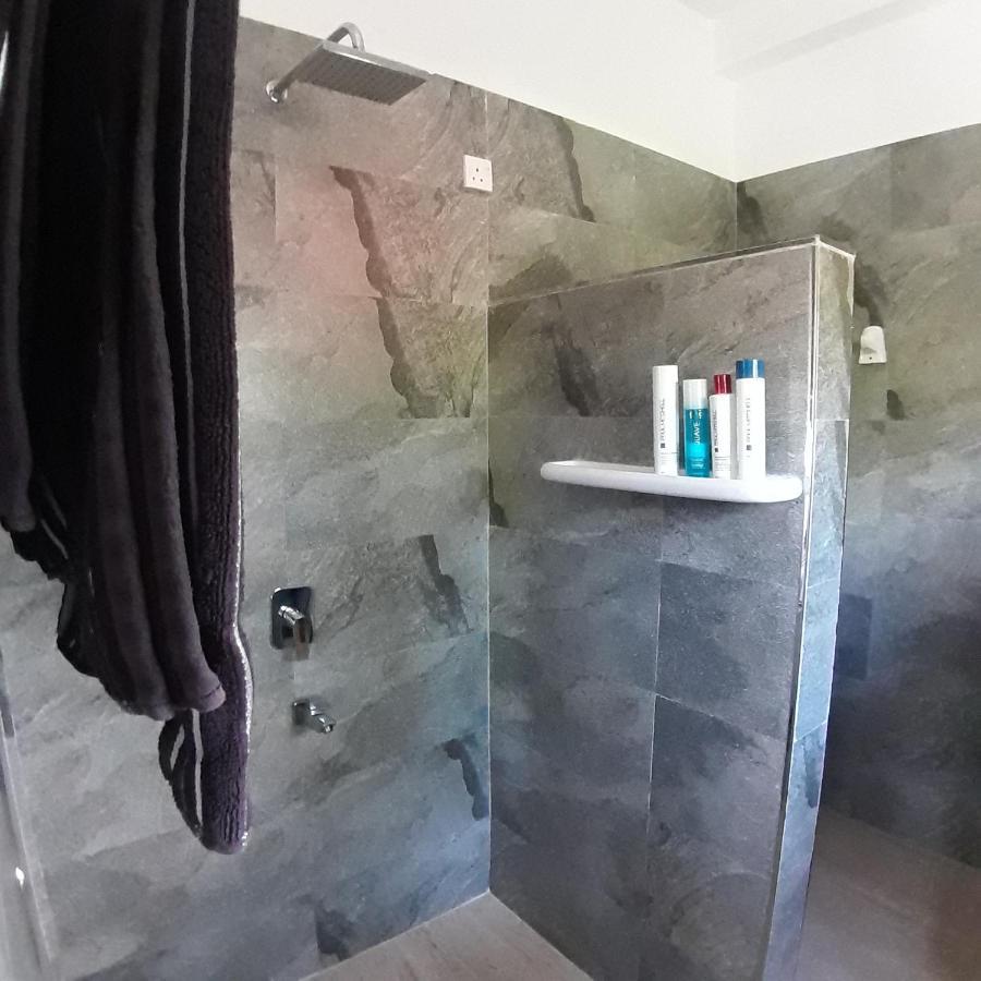 SriMany Bed & Breakfast Mirissa Bagian luar foto