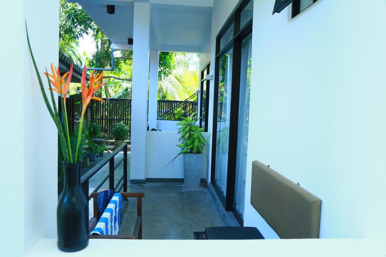 SriMany Bed & Breakfast Mirissa Bagian luar foto
