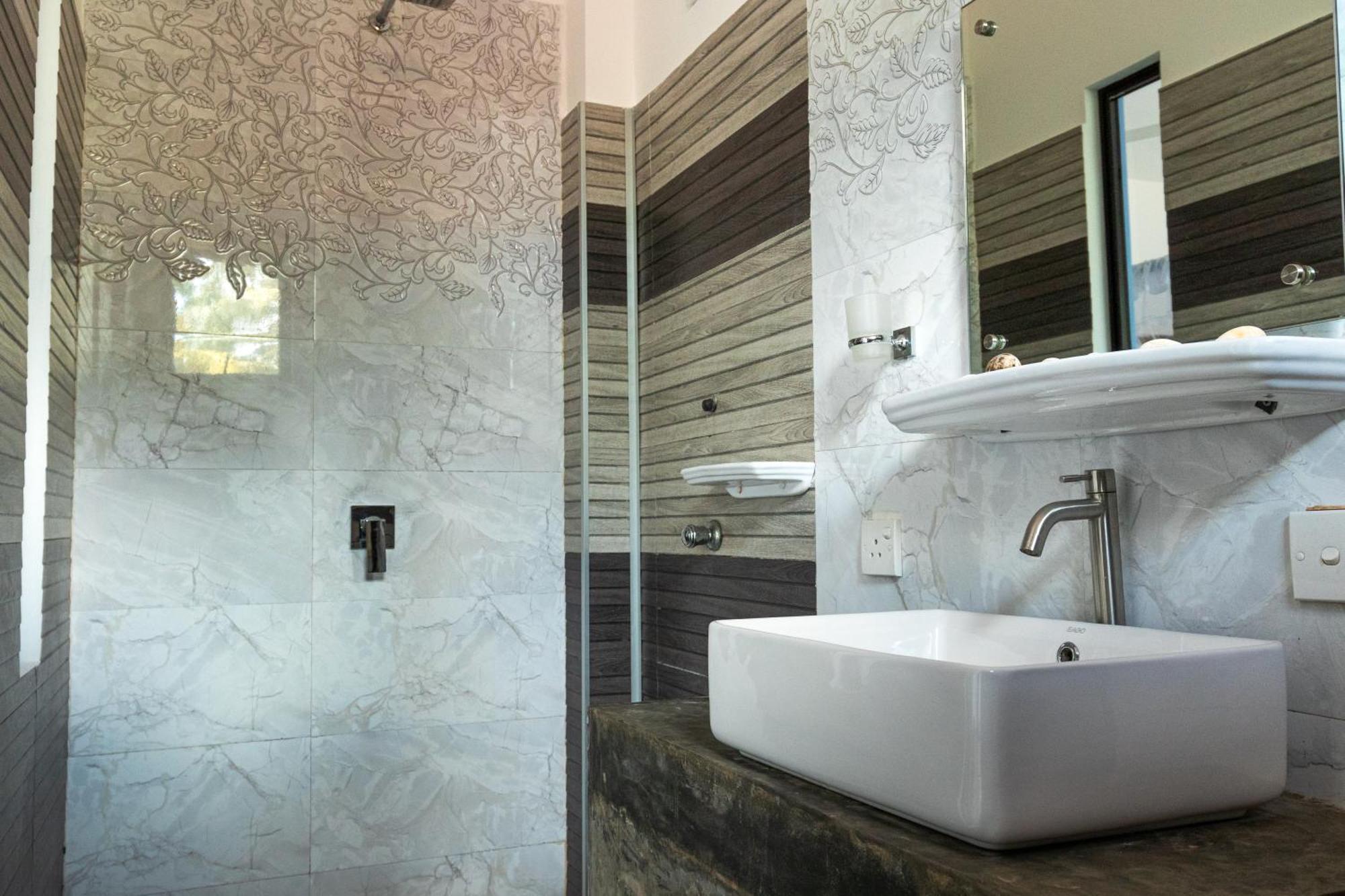 SriMany Bed & Breakfast Mirissa Bagian luar foto