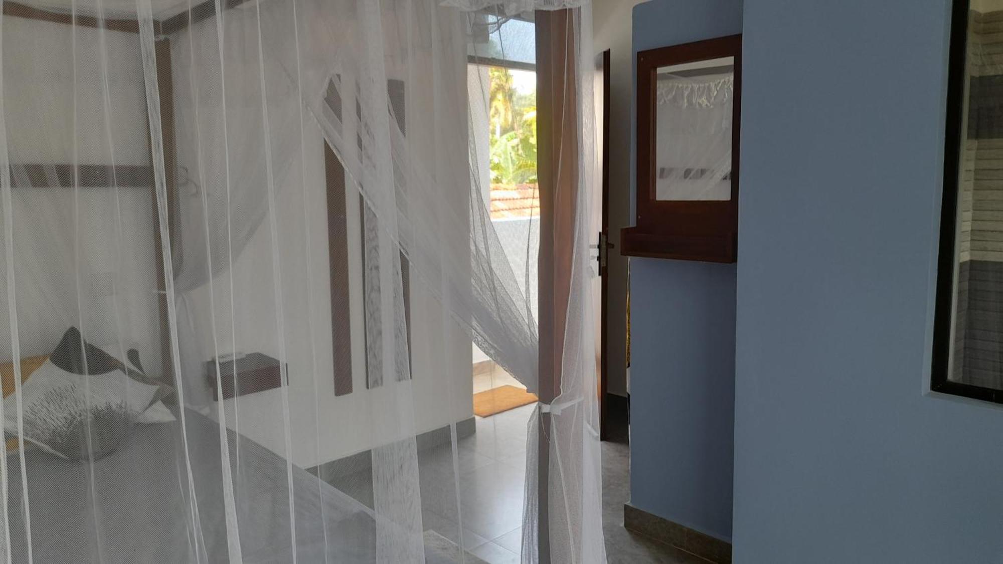 SriMany Bed & Breakfast Mirissa Bagian luar foto