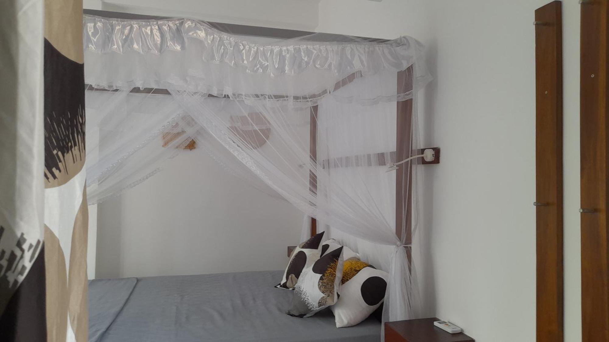 SriMany Bed & Breakfast Mirissa Bagian luar foto