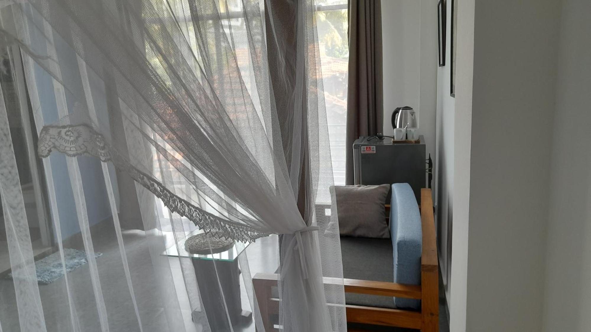 SriMany Bed & Breakfast Mirissa Bagian luar foto