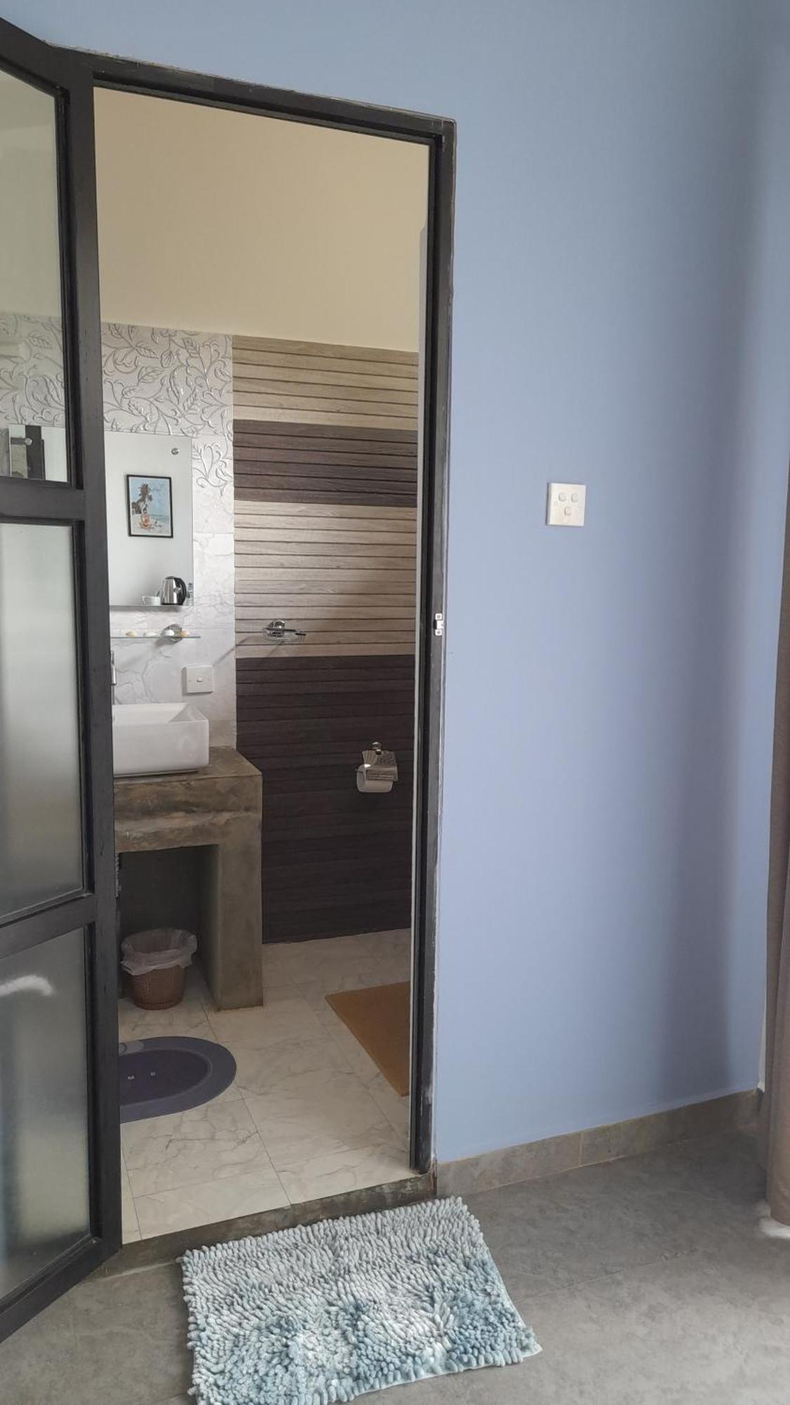 SriMany Bed & Breakfast Mirissa Bagian luar foto