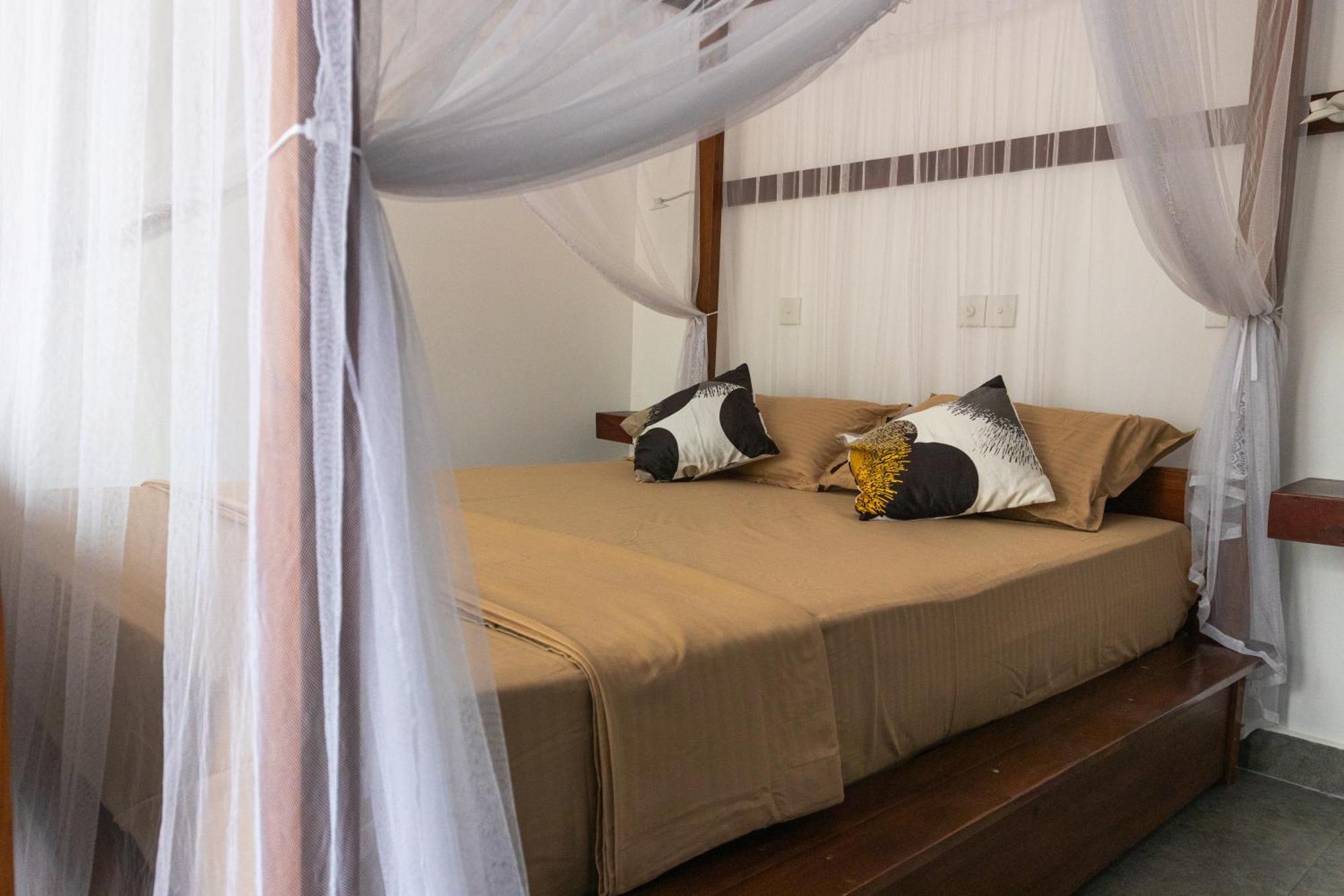 SriMany Bed & Breakfast Mirissa Bagian luar foto