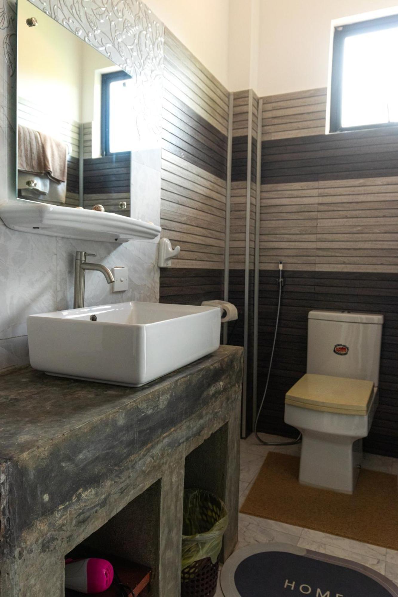 SriMany Bed & Breakfast Mirissa Bagian luar foto