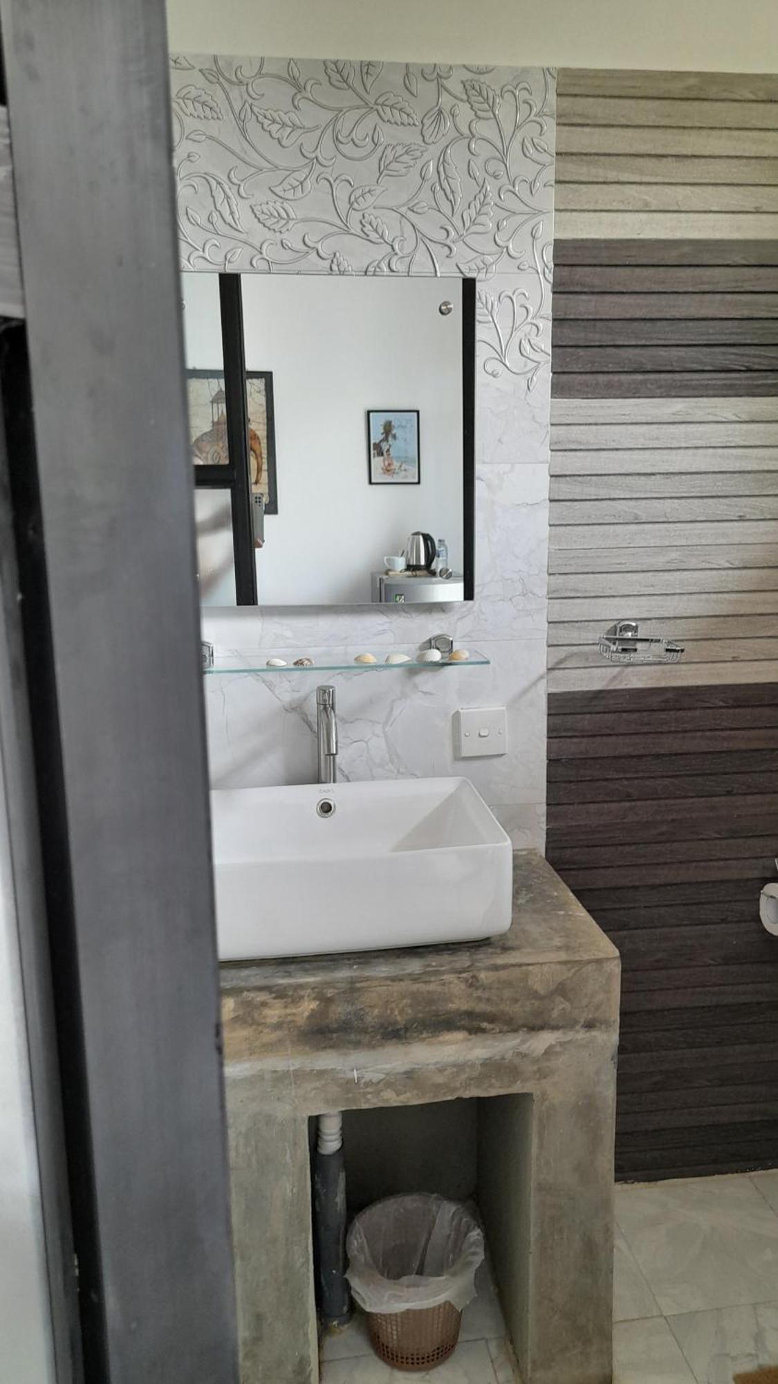 SriMany Bed & Breakfast Mirissa Bagian luar foto