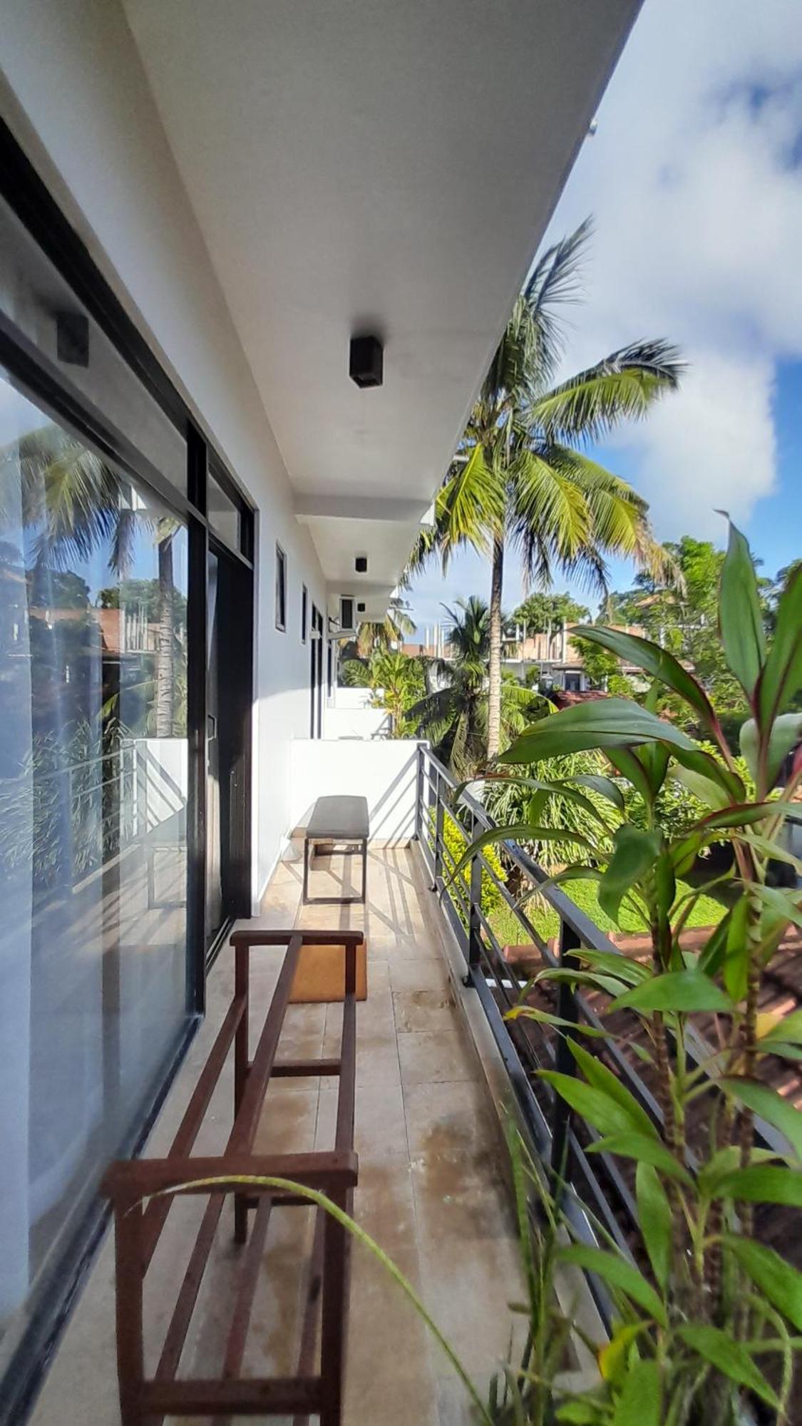 SriMany Bed & Breakfast Mirissa Bagian luar foto