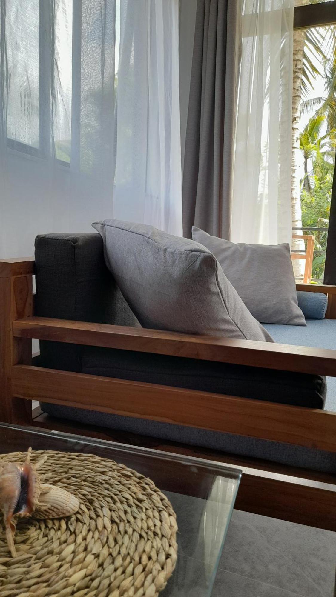 SriMany Bed & Breakfast Mirissa Bagian luar foto