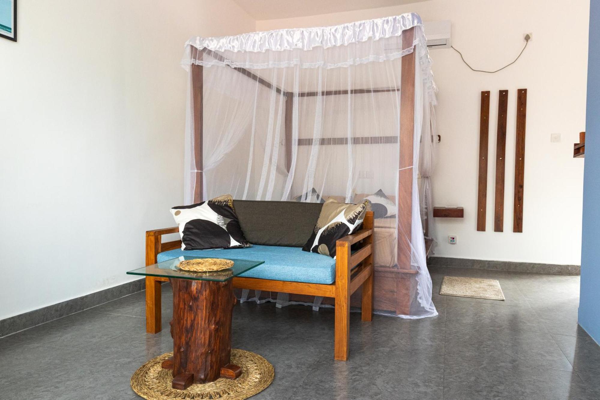 SriMany Bed & Breakfast Mirissa Bagian luar foto