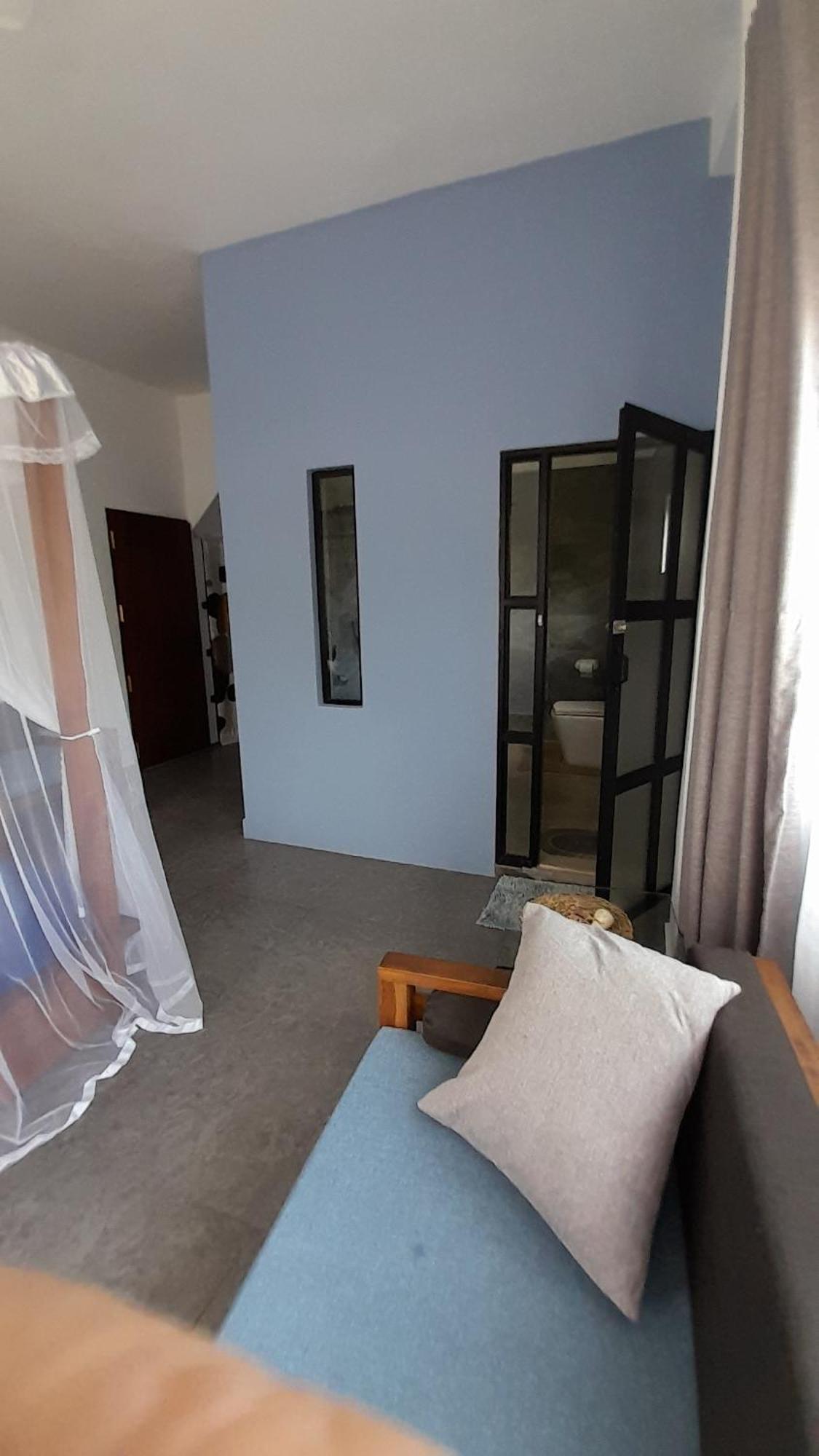 SriMany Bed & Breakfast Mirissa Bagian luar foto
