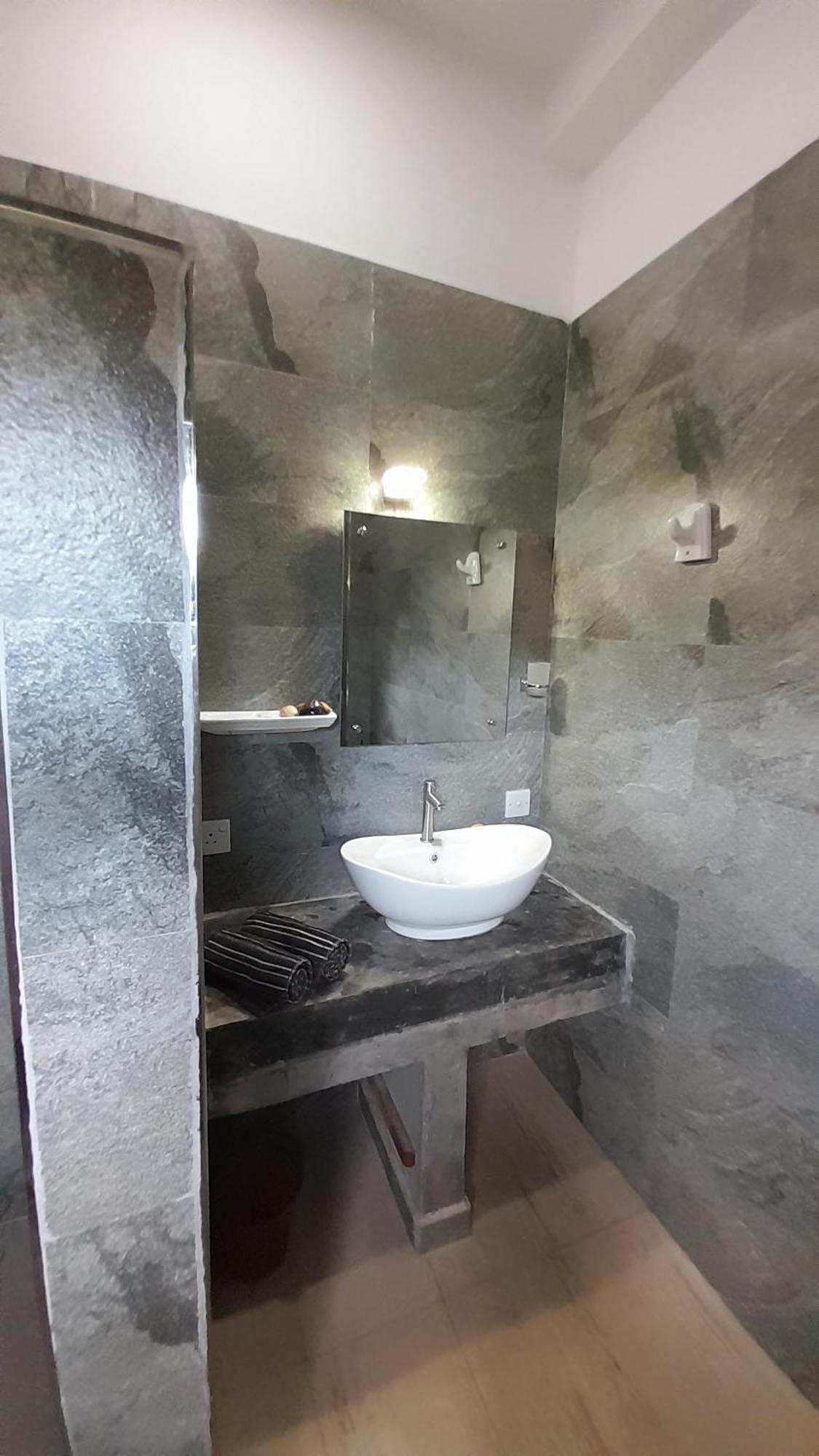 SriMany Bed & Breakfast Mirissa Bagian luar foto
