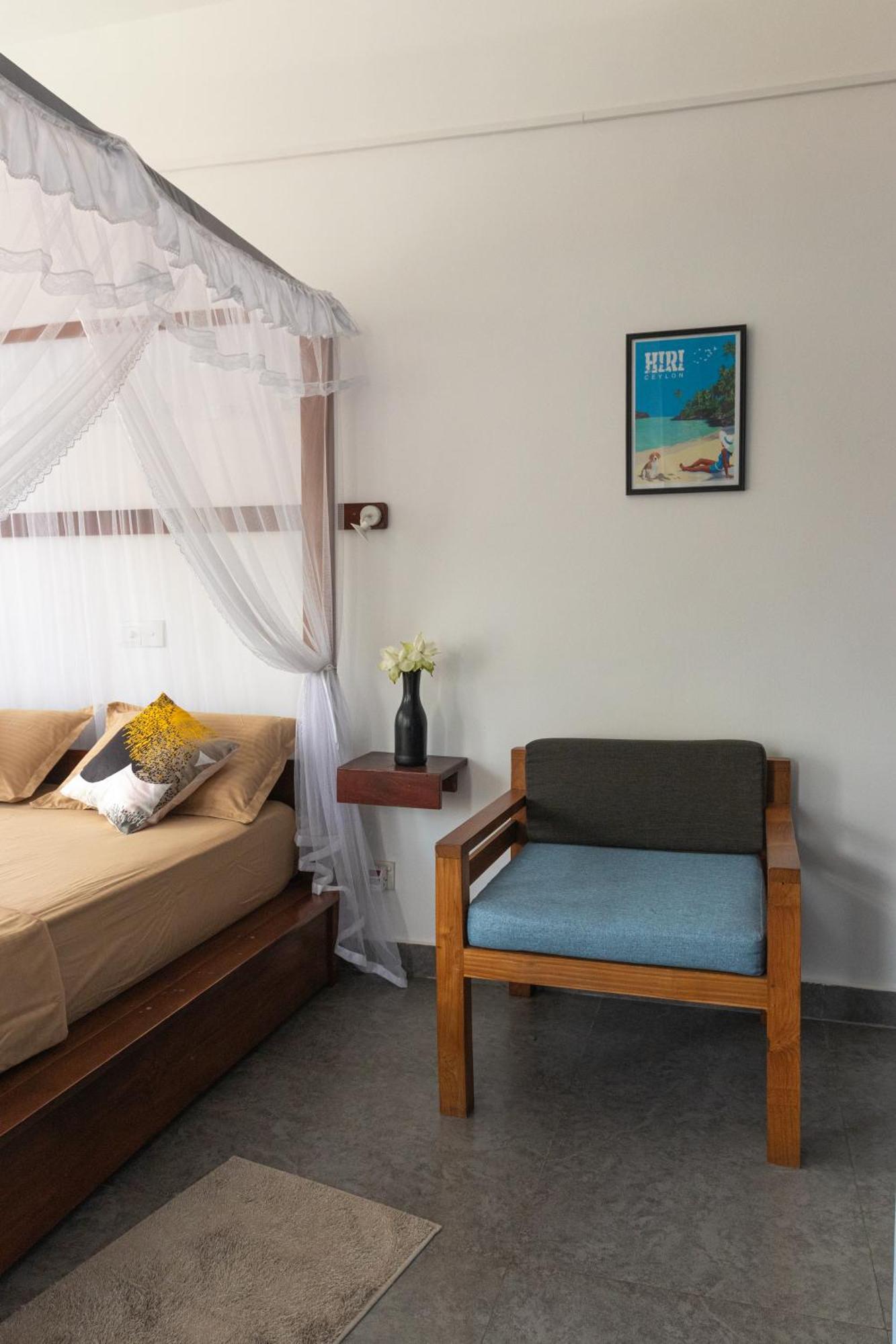 SriMany Bed & Breakfast Mirissa Bagian luar foto