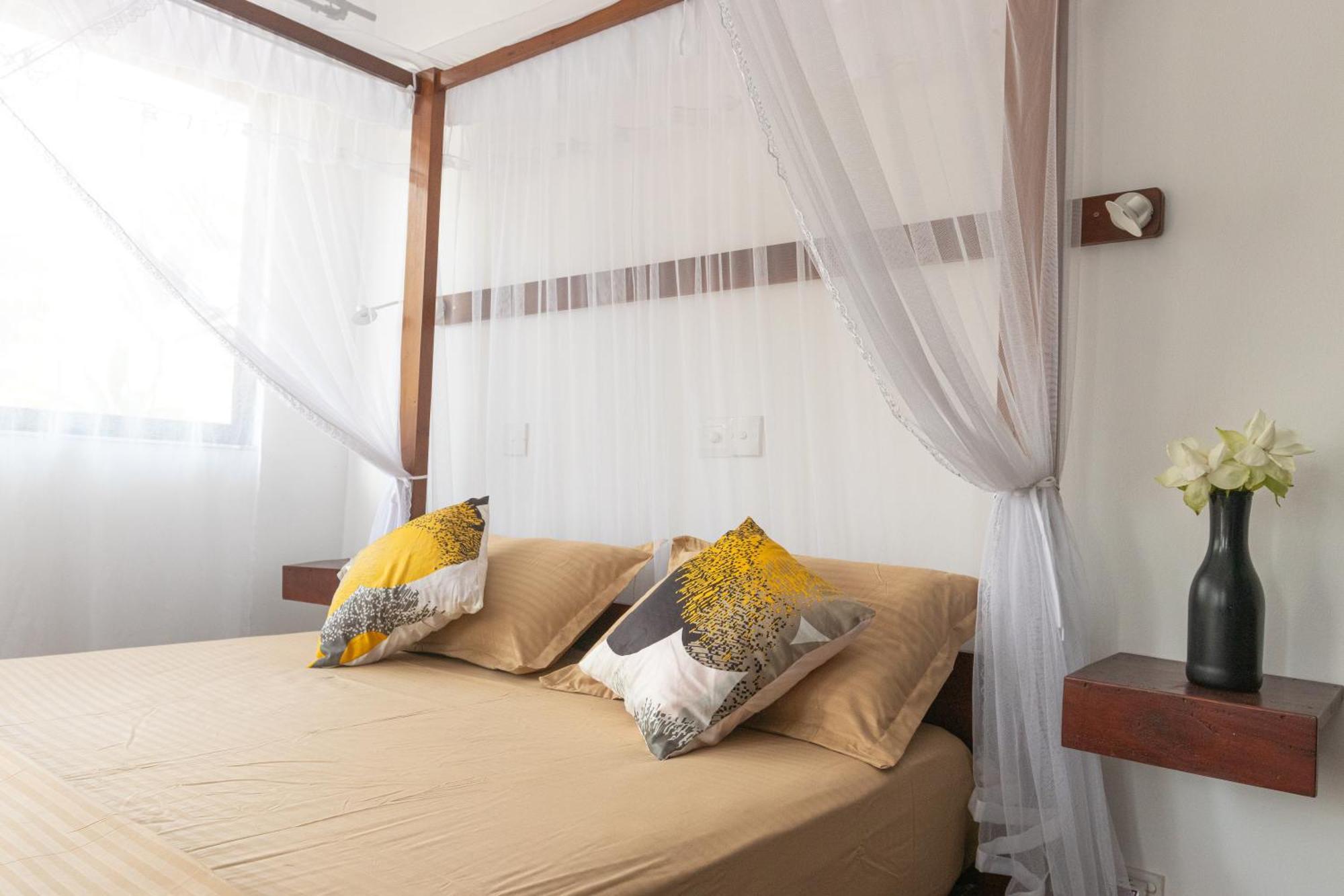 SriMany Bed & Breakfast Mirissa Bagian luar foto