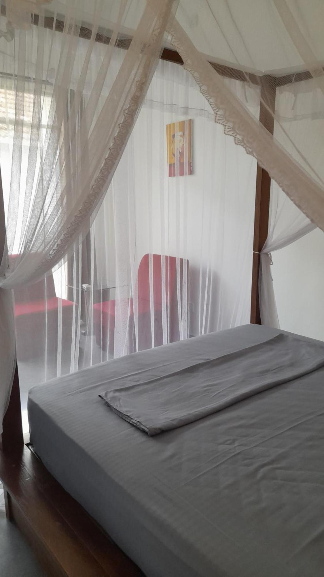 SriMany Bed & Breakfast Mirissa Bagian luar foto
