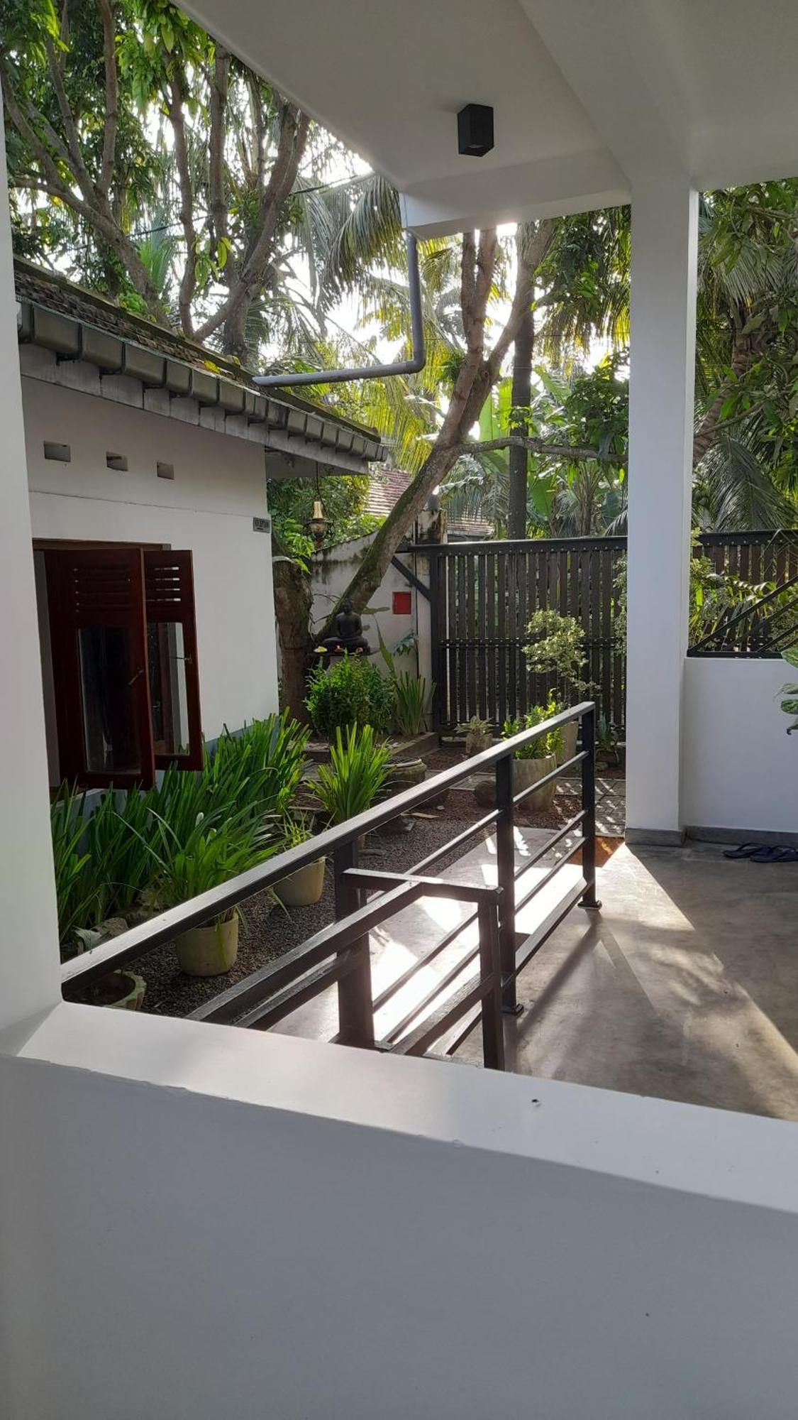 SriMany Bed & Breakfast Mirissa Bagian luar foto