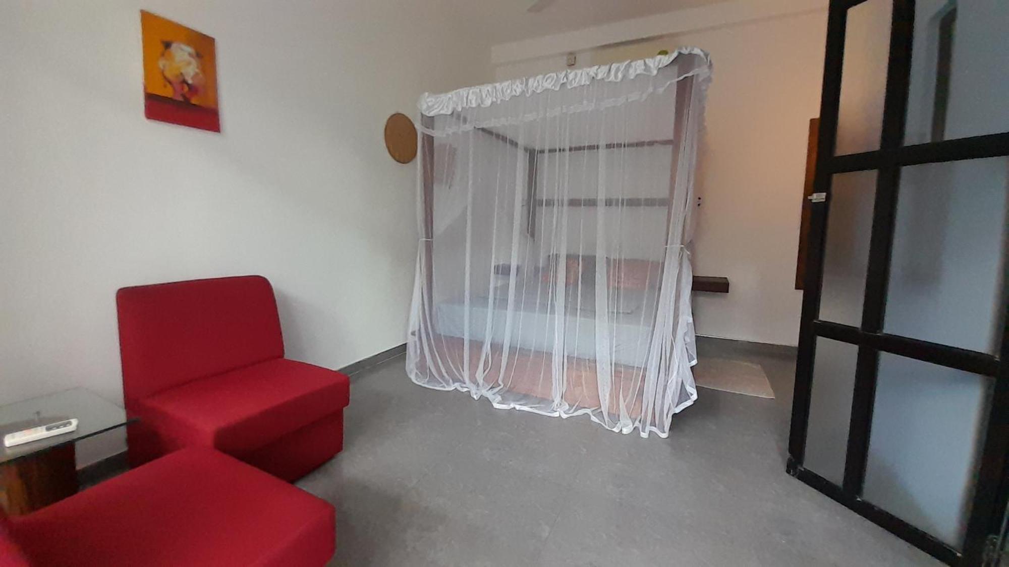 SriMany Bed & Breakfast Mirissa Bagian luar foto