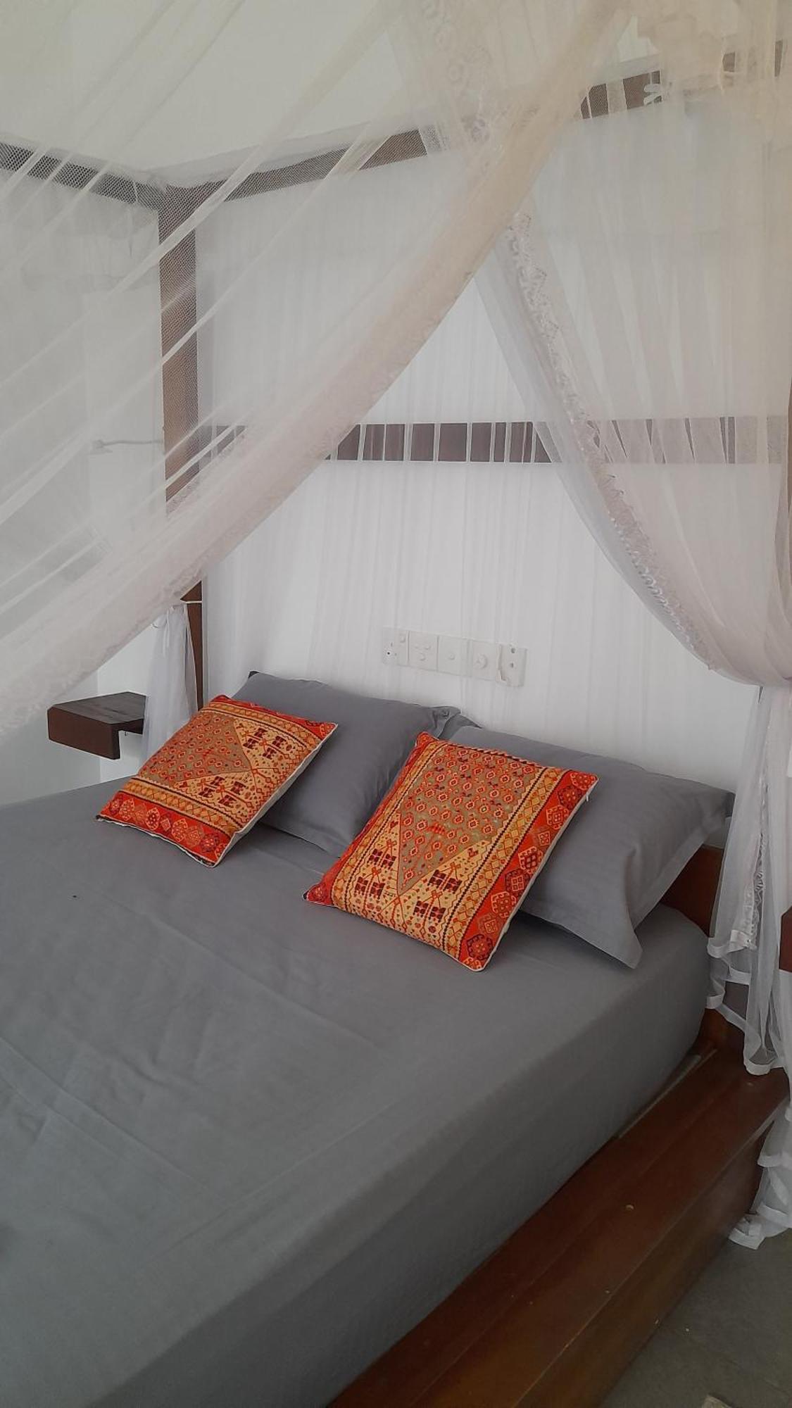 SriMany Bed & Breakfast Mirissa Bagian luar foto