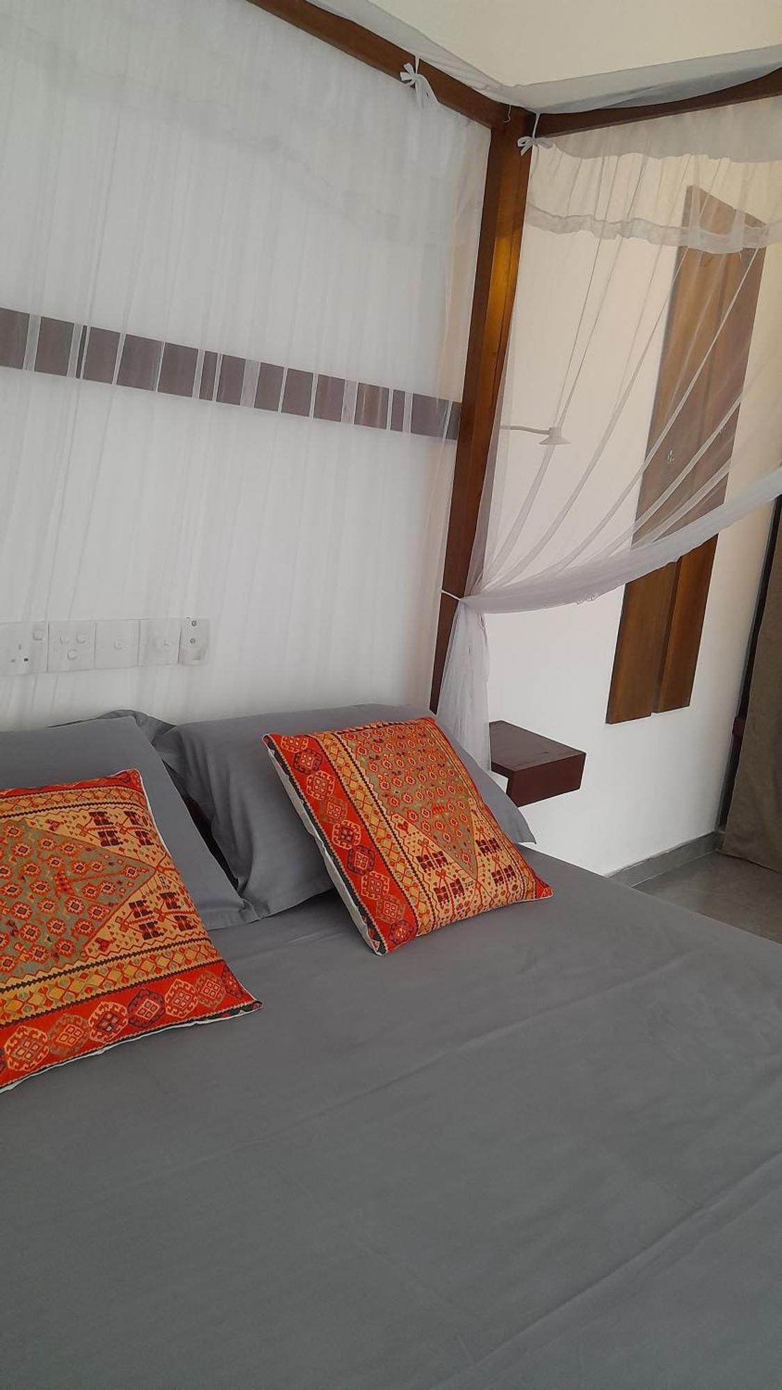 SriMany Bed & Breakfast Mirissa Bagian luar foto