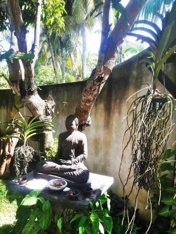 SriMany Bed & Breakfast Mirissa Bagian luar foto