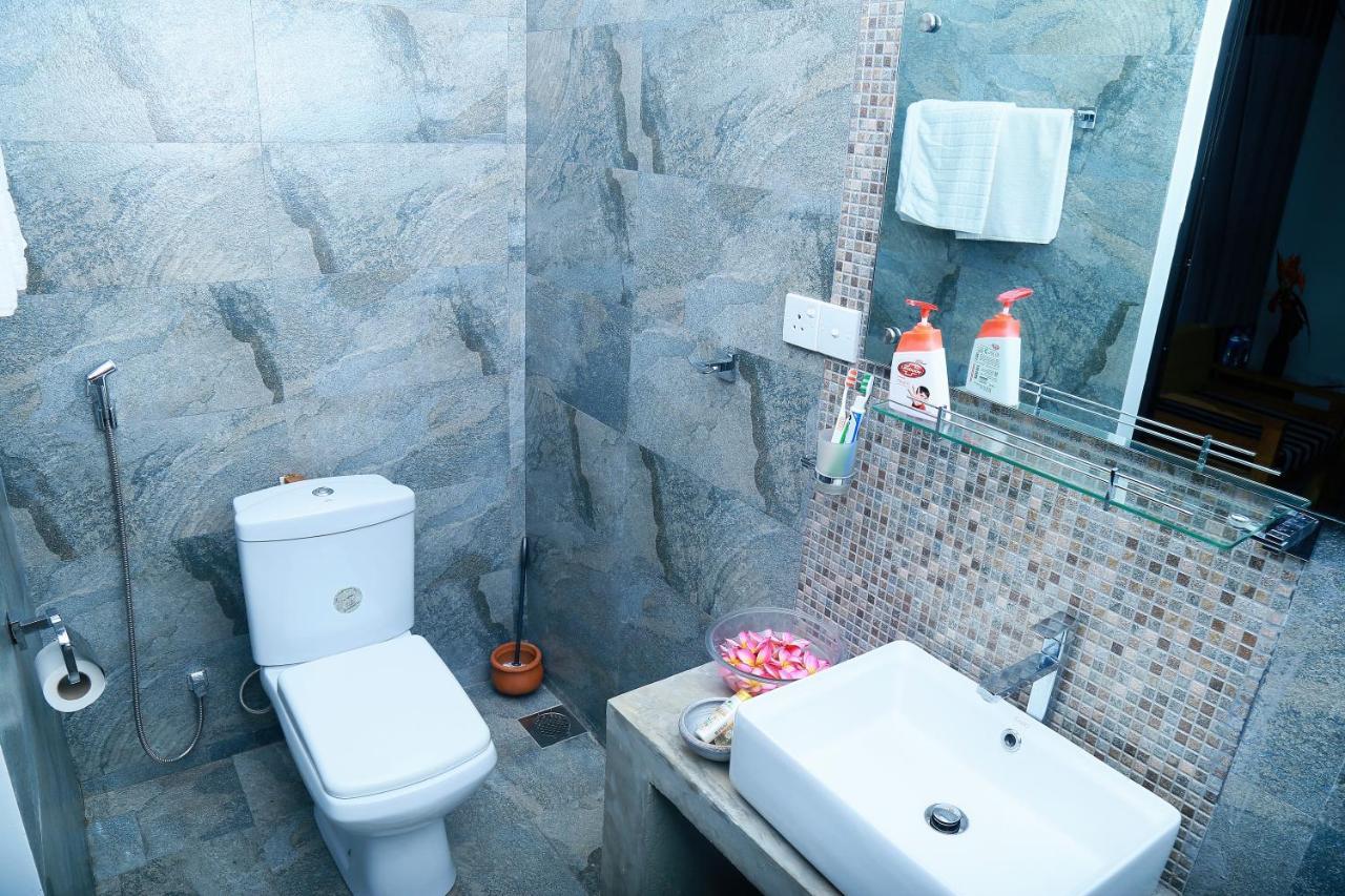 SriMany Bed & Breakfast Mirissa Bagian luar foto