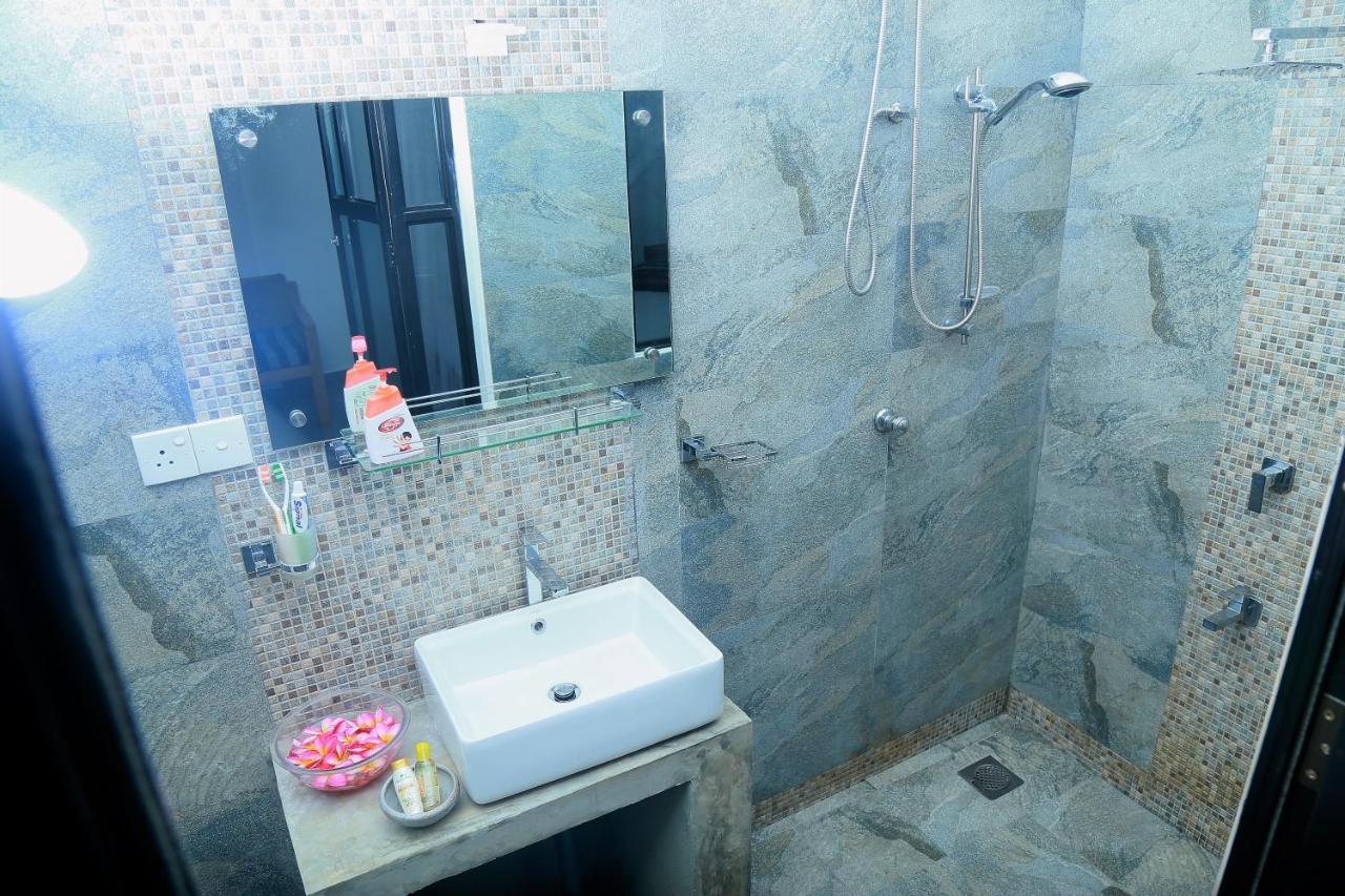 SriMany Bed & Breakfast Mirissa Bagian luar foto