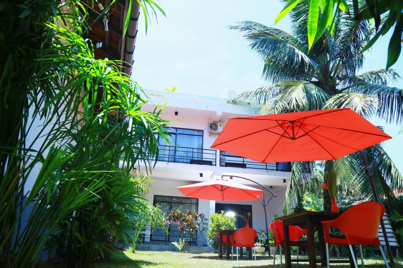 SriMany Bed & Breakfast Mirissa Bagian luar foto
